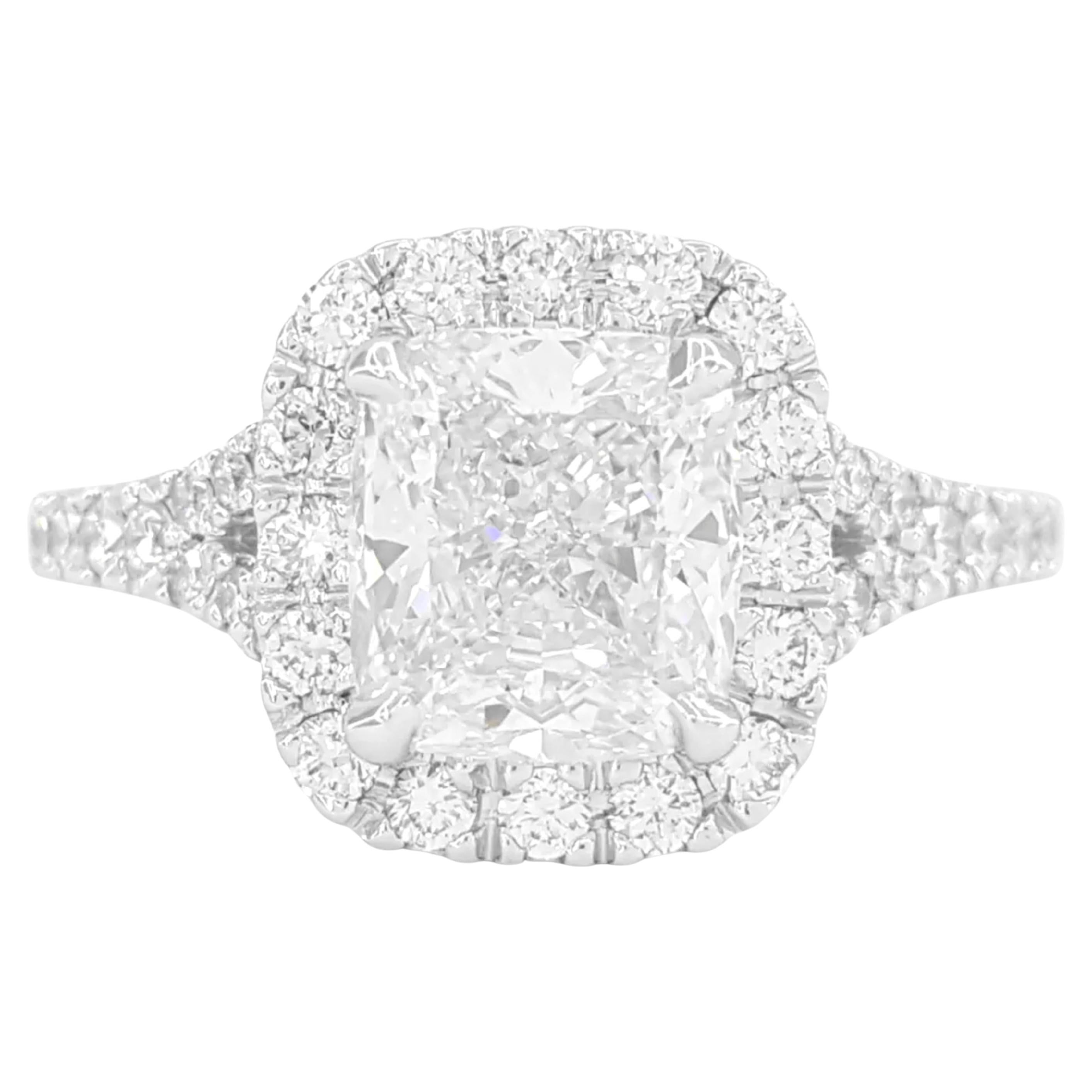 GIA Anillo de compromiso de diamantes con halo de talla brillante cojín alargado de 2,5 ct en venta