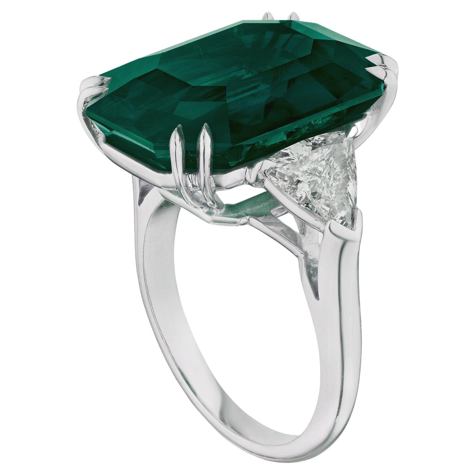 Anillo de platino con diamante esmeralda verde certificado por el ICALAB de 13.91 quilates