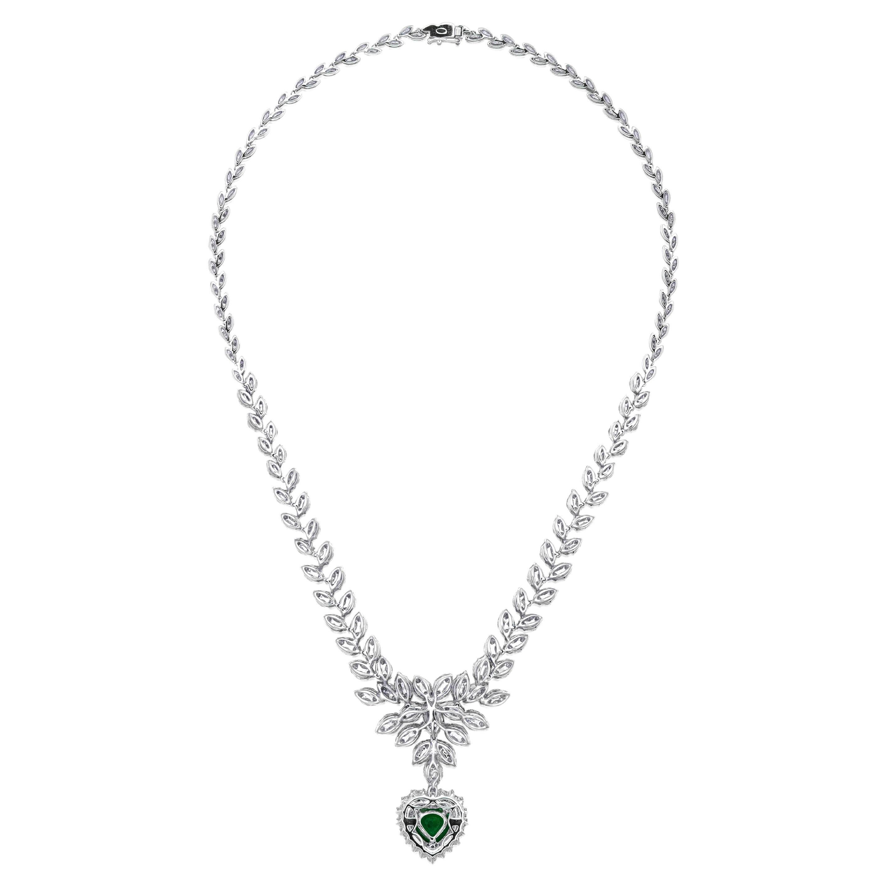 Smeraldo a forma di pera, diamanti rotondi, marquise e quadrati, oro

Smeraldo: 1 tanzanite a forma di pera con peso dichiarato dal cliente di 3,50 carati
Diamante: oltre 345 diamanti di taglio vario con un peso totale dichiarato di 12