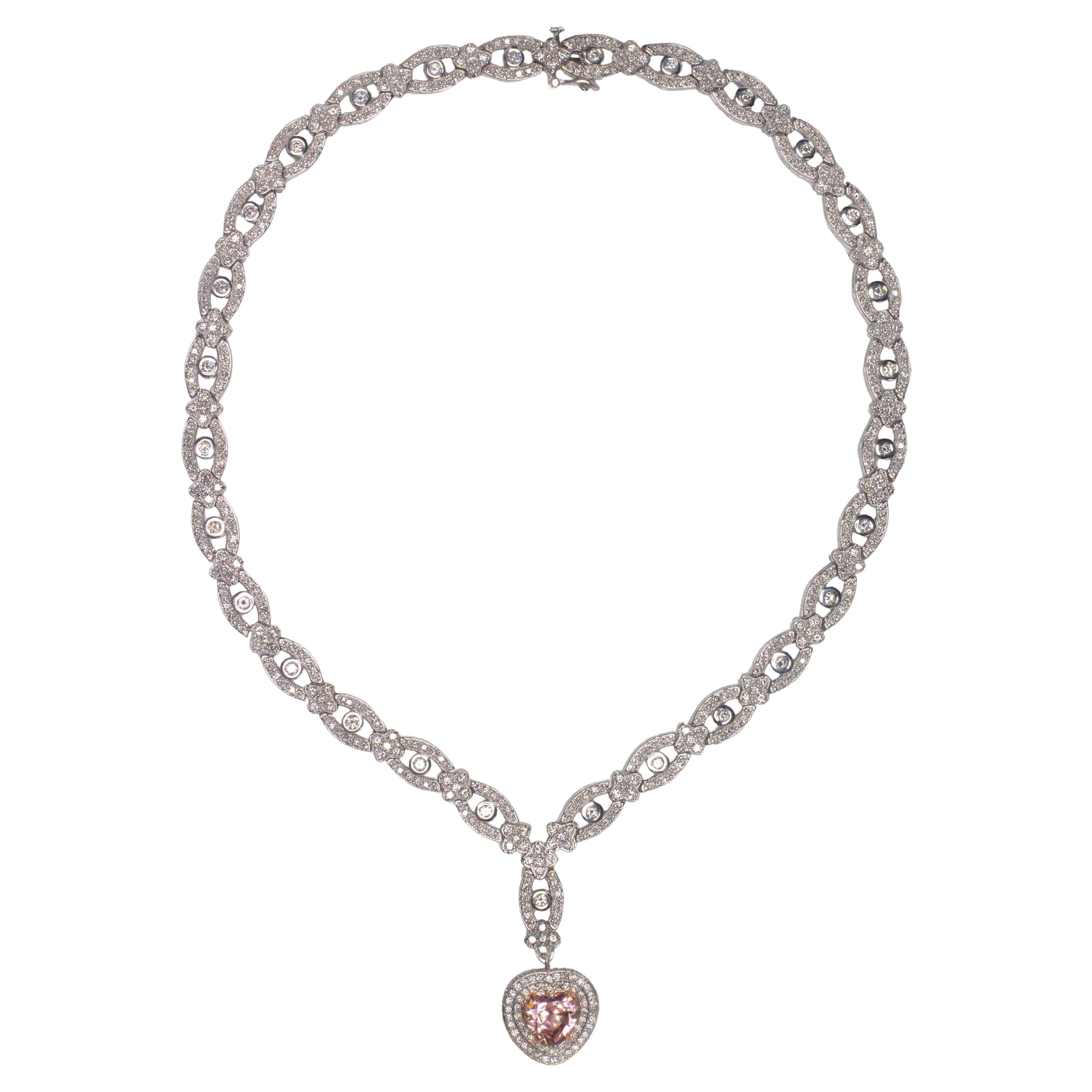 Squisita collana con tormalina rosa e diamanti a forma di cuore da 4 carati in vendita