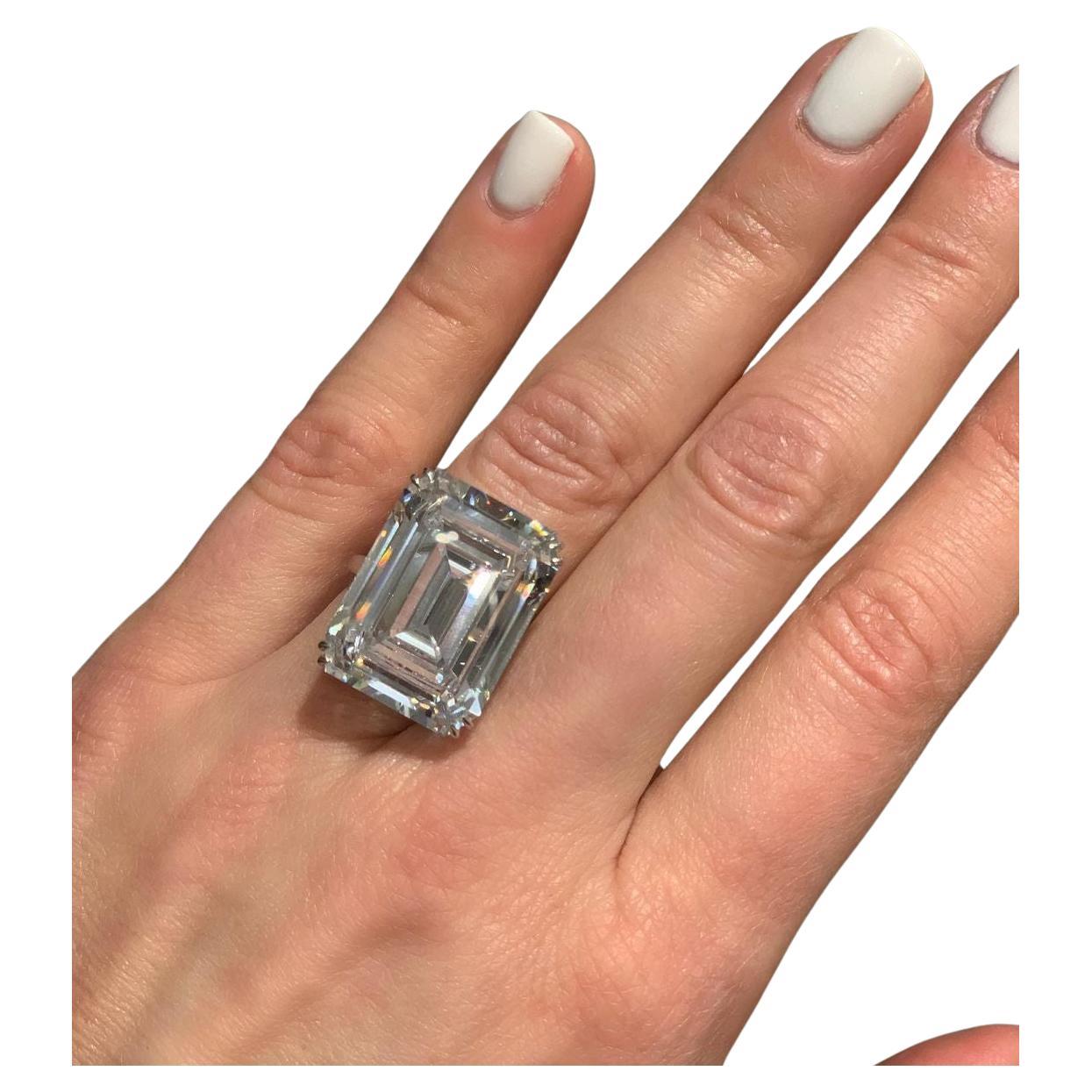 Anello con diamante taglio smeraldo certificato GIA da 18 carati in vendita