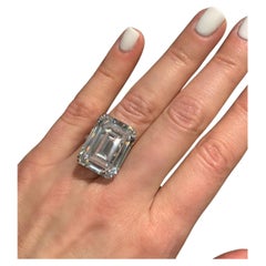 Bague en diamant taille émeraude de 18 carats certifiée GIA