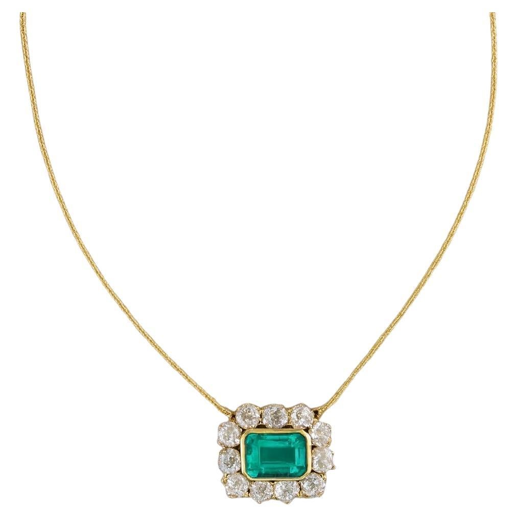 4,25 Karat antiker Smaragd und Diamant Halo Anhänger Halskette in 18k Gelbgold (Art déco) im Angebot