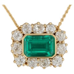 4,25 Karat antiker Smaragd und Diamant Halo Anhänger Halskette in 18k Gelbgold