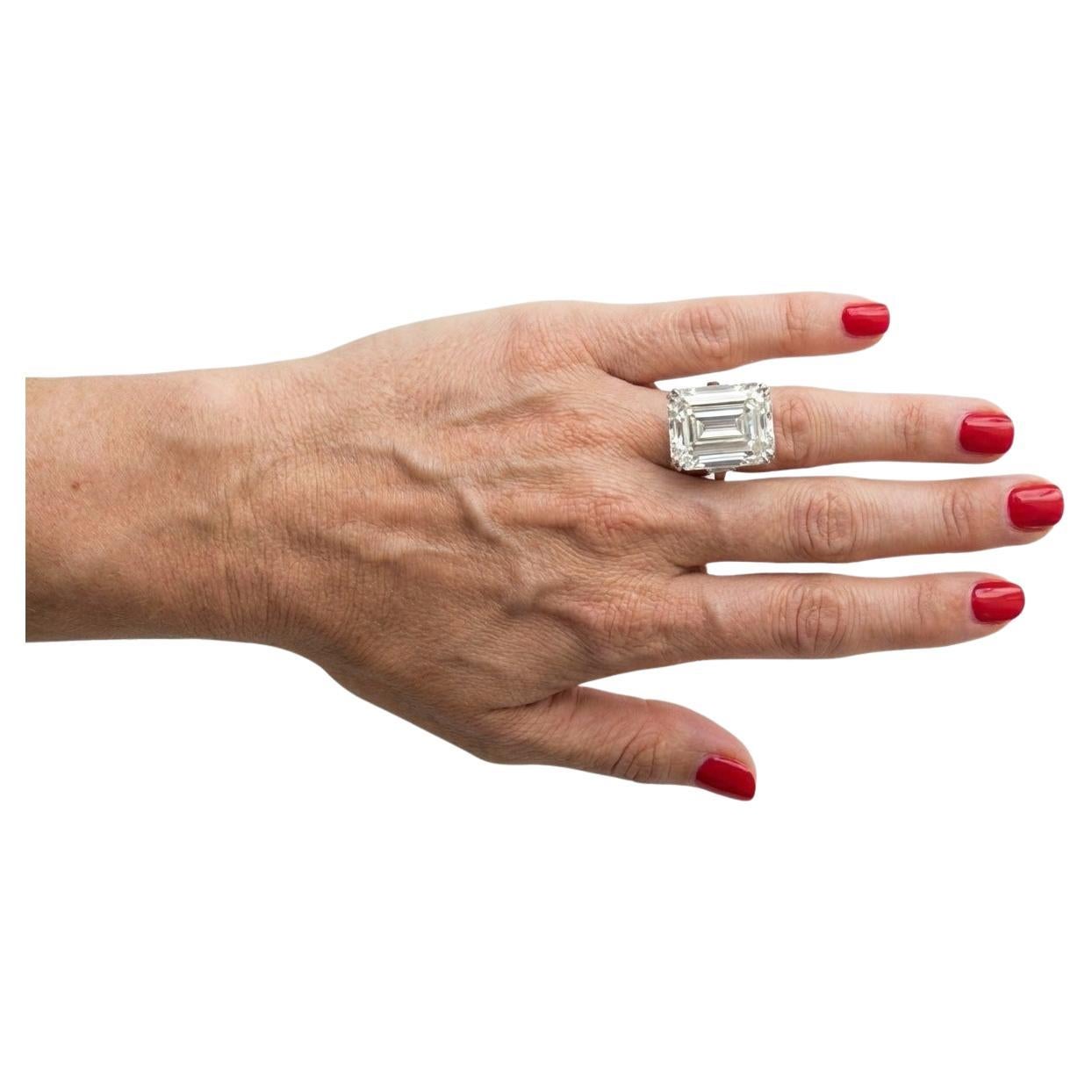 Anello in platino con diamante taglio smeraldo certificato GIA da 20.47 carati