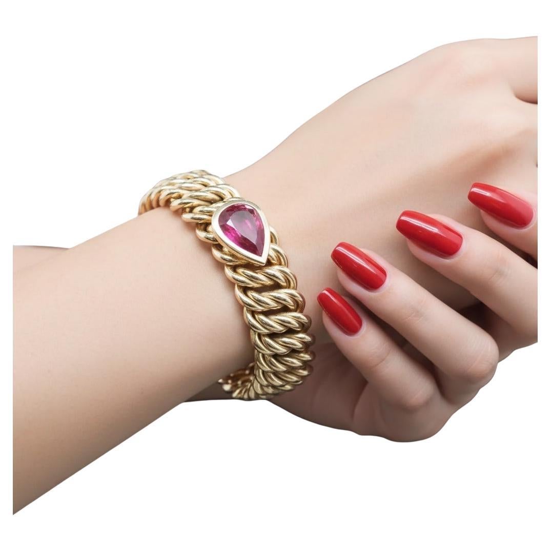 Tiffany & Co. 1980 Bracelet en or jaune 18K avec tourmaline rose-rouge de 9 carats

Création vintage des années 1980, ce bracelet Tiffany & Co. illustre l'élégance intemporelle et le savoir-faire exceptionnel de la marque. Réalisé en or jaune 18