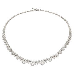 Collier en or blanc 16 carats exquis à fleurs graduées en or blanc 18 carats