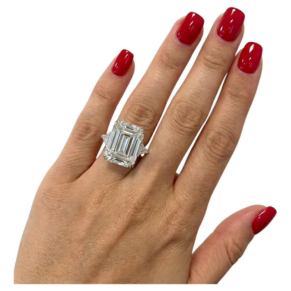 Un extraordinaire diamant taille émeraude de 10,02 carats certifié par le GIA (rapport n° 5234178473) attire l'attention au cœur de cette exceptionnelle bague en platine.
De couleur E et de pureté irréprochable, ce diamant représente le summum de la