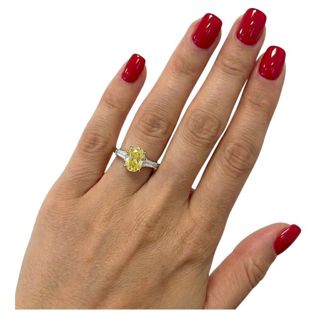 Bague diamant ovale certifié GIA 2,01 carats Fancy Intense Yellow VS1