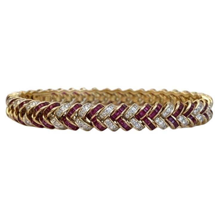 Bracelet à chevrons en or jaune 18K avec rubis taillés en calibre Estate