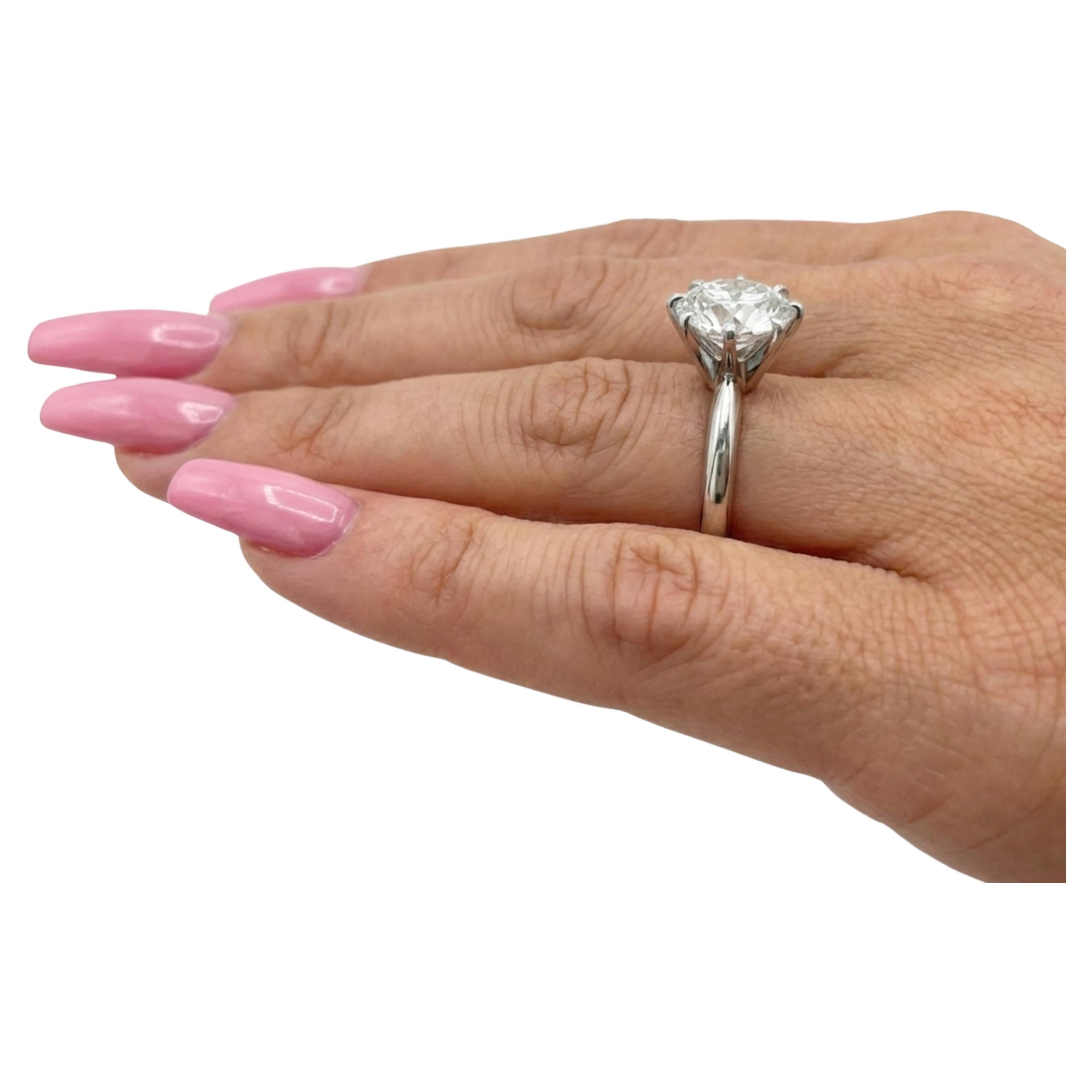 Este exquisito anillo de compromiso Tiffany & Co. tiene un diamante de 2,20 quilates de calidad excepcional. La piedra está clasificada como Color I, Claridad VS2, con una talla y un pulido Excelentes y una simetría Muy Buena, lo que da como