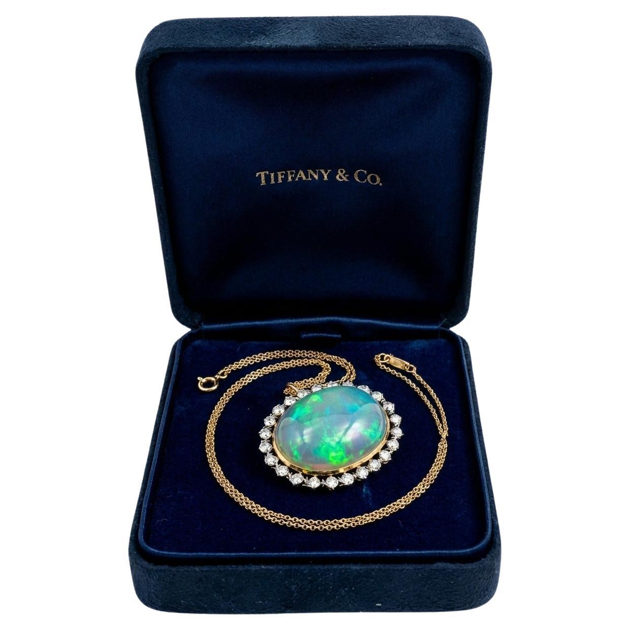 Broche colgante Tiffany 
Co. de oro de 18 quilates, platino, diamantes y ópalo Calidad Museo en venta