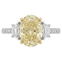 Anillo de oro blanco y amarillo con un diamante amarillo ovalado de 3 quilates, talla brillante modificada