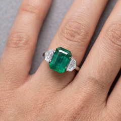 6,6-Karat-Ring aus Platin mit einem grünen „Minor Oil“-Smaragd und Diamanten