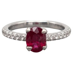 Anillo de moda de platino con rubí ovalado de 1 quilate y diamantes