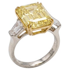 Anello in oro bianco con diamante smeraldo giallo fancy da 7,3 carati, internamente impeccabile
