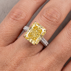 9,3 Karat, Fancy Yellow, intern makelloser Radiant-Diamant, gelb und weiß