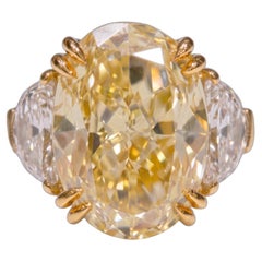 Bague en or jaune sertie d'un diamant ovale « Fancy Yellow » de 4.1 carats, sans défaut interne