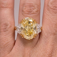 Bague en or jaune sertie d'un diamant ovale « Fancy Yellow » de 4.1 carats, sans défaut interne