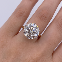 Bague en or jaune et blanc sertie d'un diamant rond de 6,9 carats, certifié GIA, de couleur F et de pureté VVS2