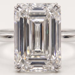 Anello in oro bianco con diamante da 6,06 carati, taglio smeraldo, purezza I, inclusioni VS2