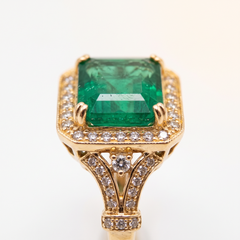 Anillo EFFY de 2 quilates con esmeralda y halo de diamantes, en oro amarillo de 14k