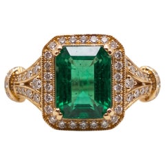 Anillo EFFY de 2 quilates con esmeralda y halo de diamantes, en oro amarillo de 14k