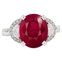 Bague en or blanc sertie d'un rubis ovale rouge violacé de 5,3 carats certifié par le GIA