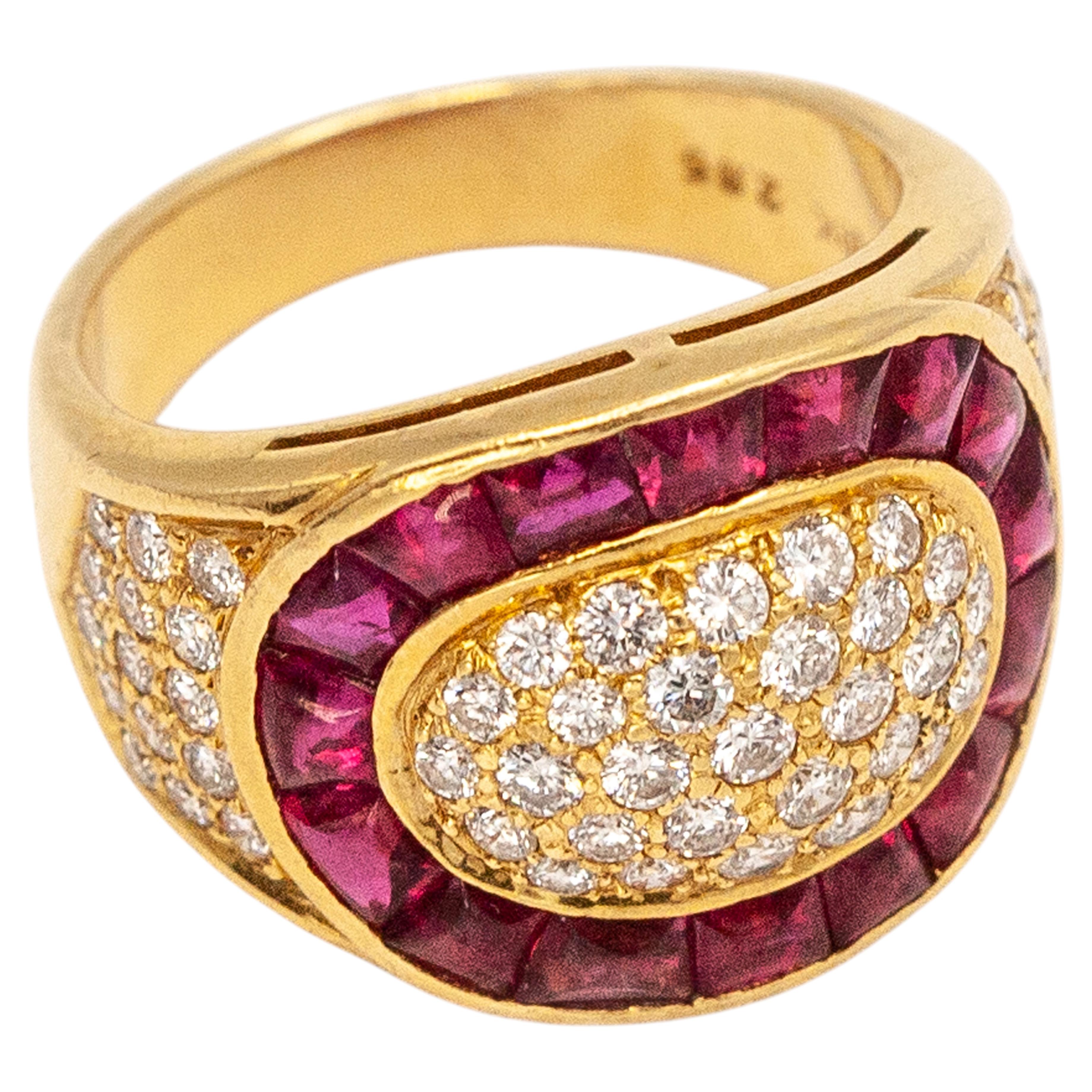 Anello da cocktail in oro giallo 18 carati con diamanti e rubini con taglio Calibre, anni '90 circa