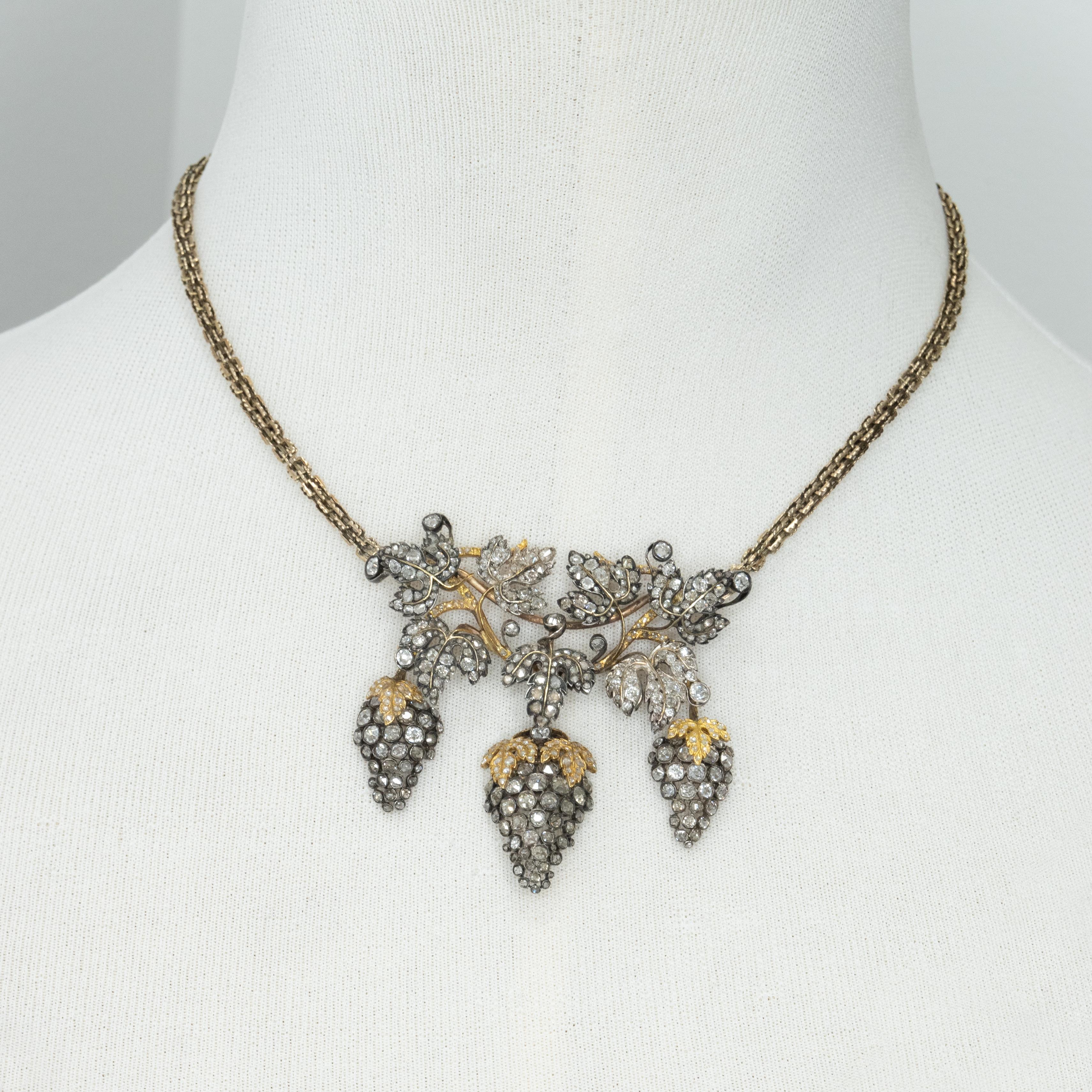 Taglio vecchia miniera Antica collana di uva e foglie con diamante superiore in argento e 14 carati del 1900 ca. in vendita