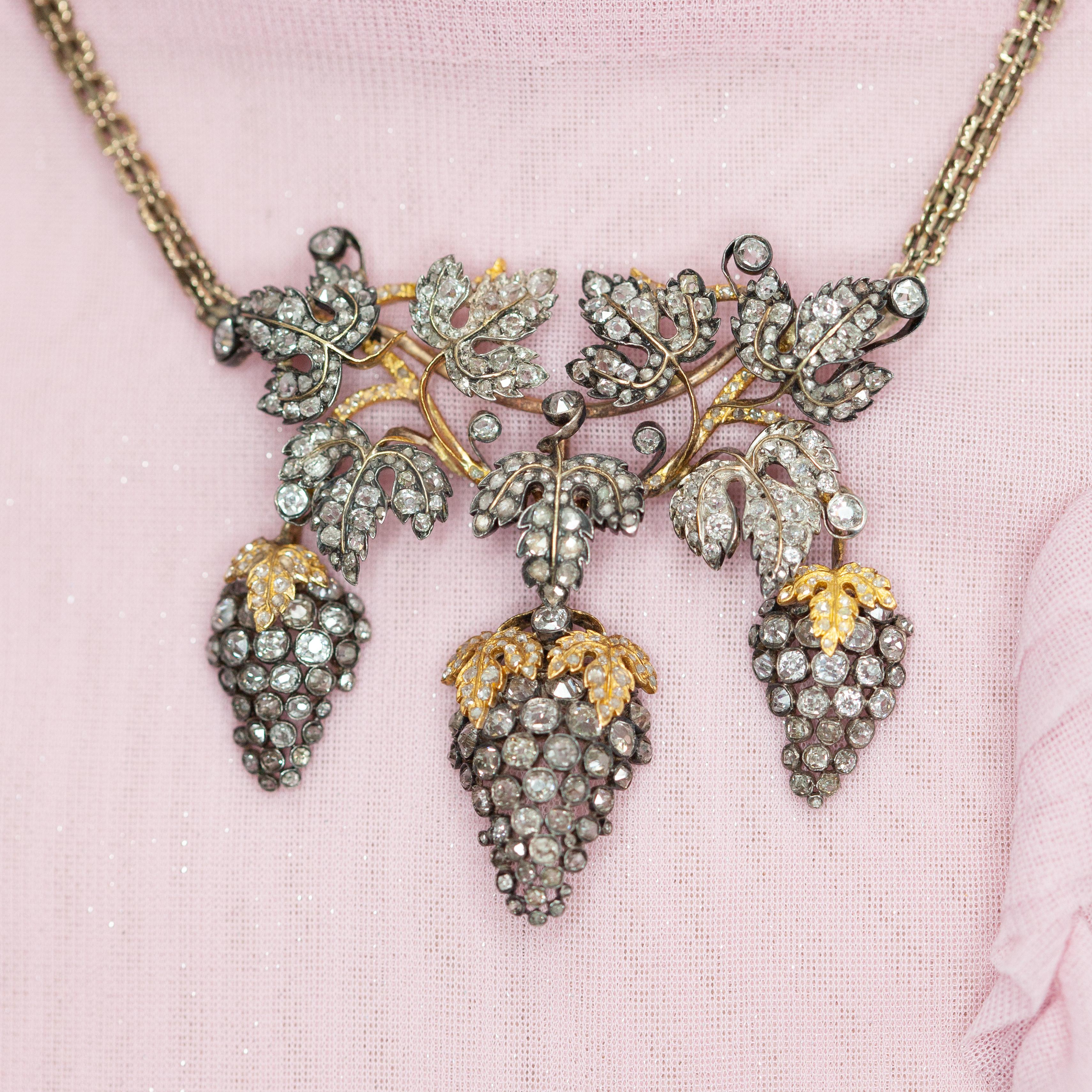 Vittoriano Antica collana di uva e foglie con diamante superiore in argento e 14 carati del 1900 ca. in vendita