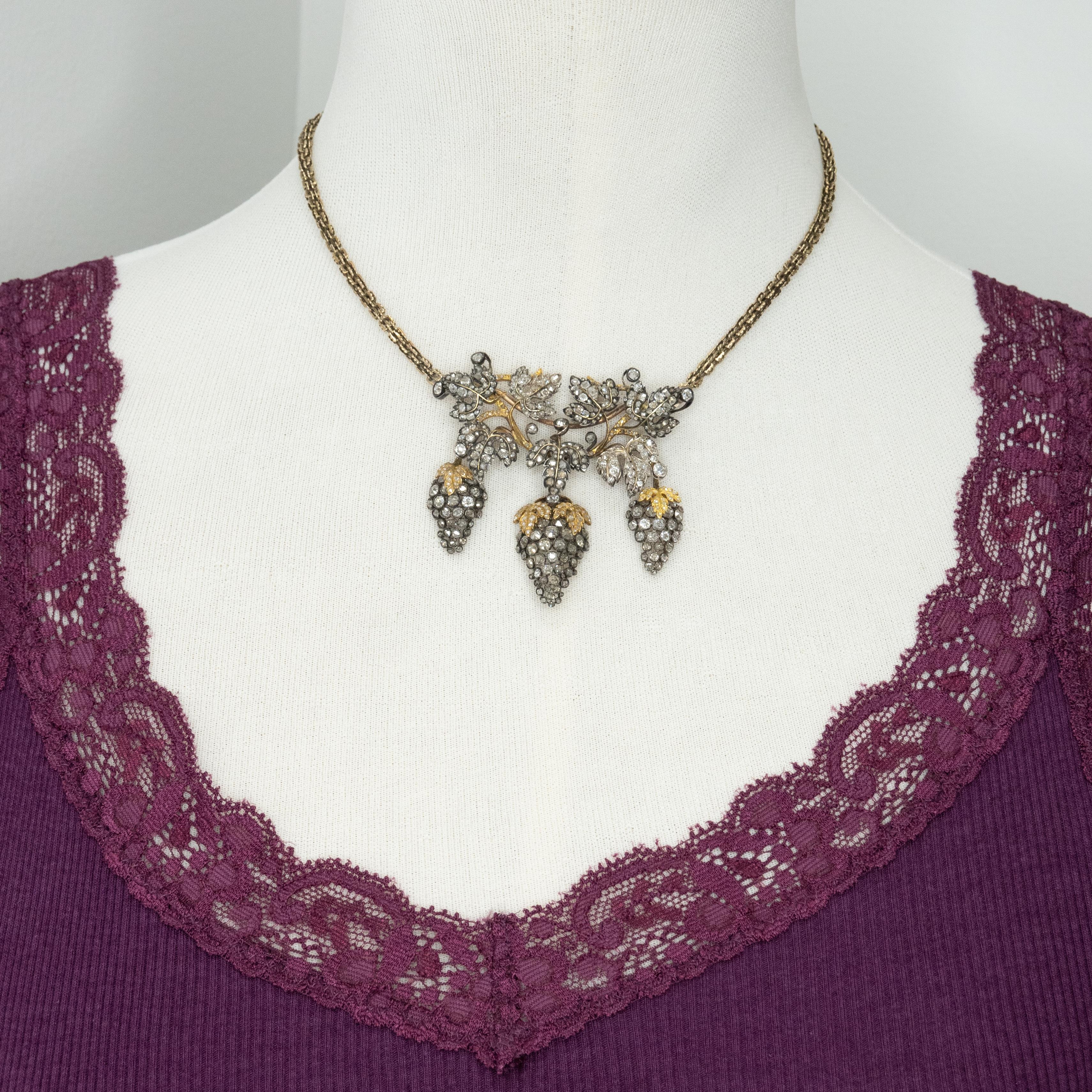 Favolosa collana vittoriana con pendente a goccia con motivo di uva e foglie, realizzata in oro giallo 14K e argento, con catena a scatola in oro giallo 14K fatta a mano e incastonata con 442 diamanti taglio old mine

Peso approssimativo: 30,6