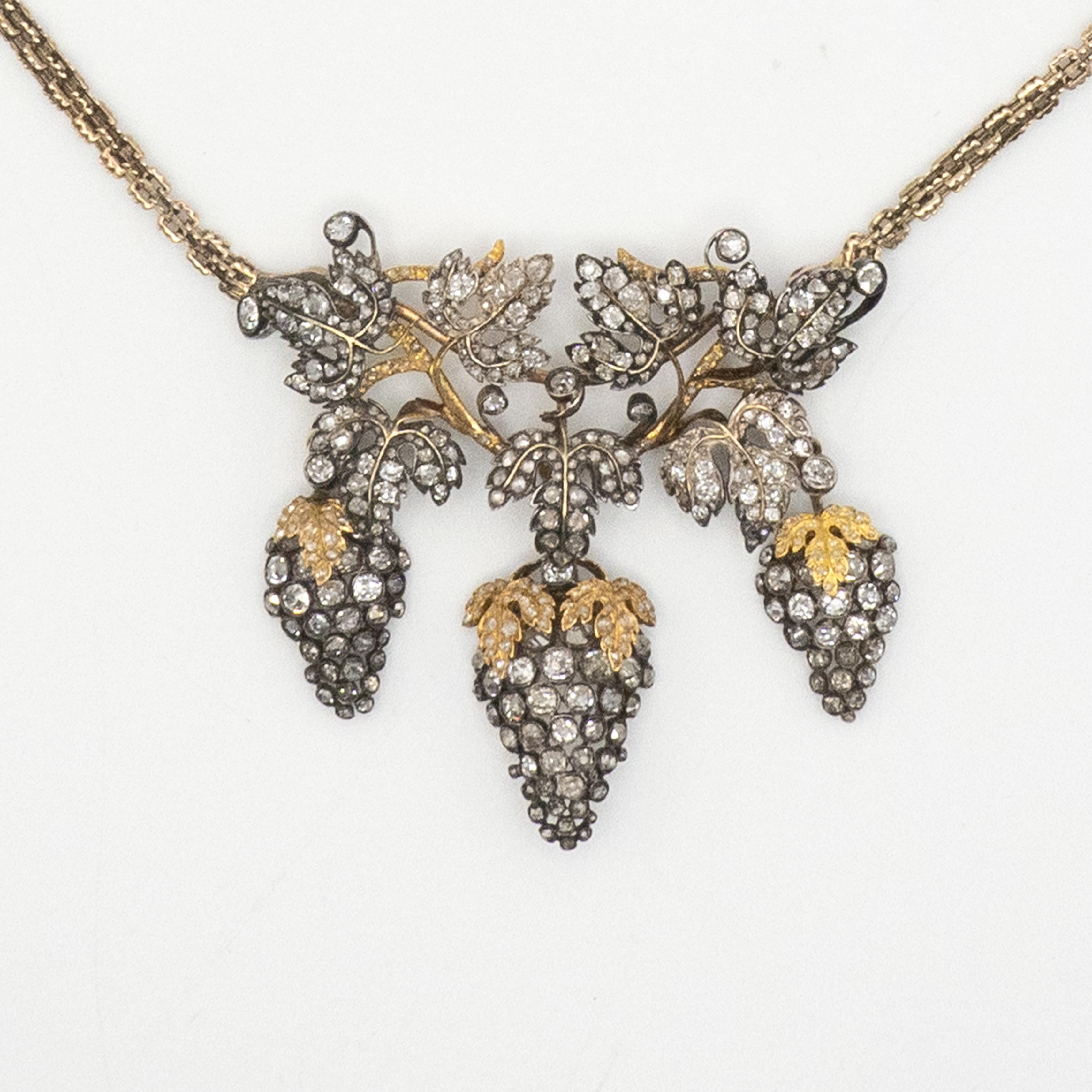 Antica collana di uva e foglie con diamante superiore in argento e 14 carati del 1900 ca. in vendita 3
