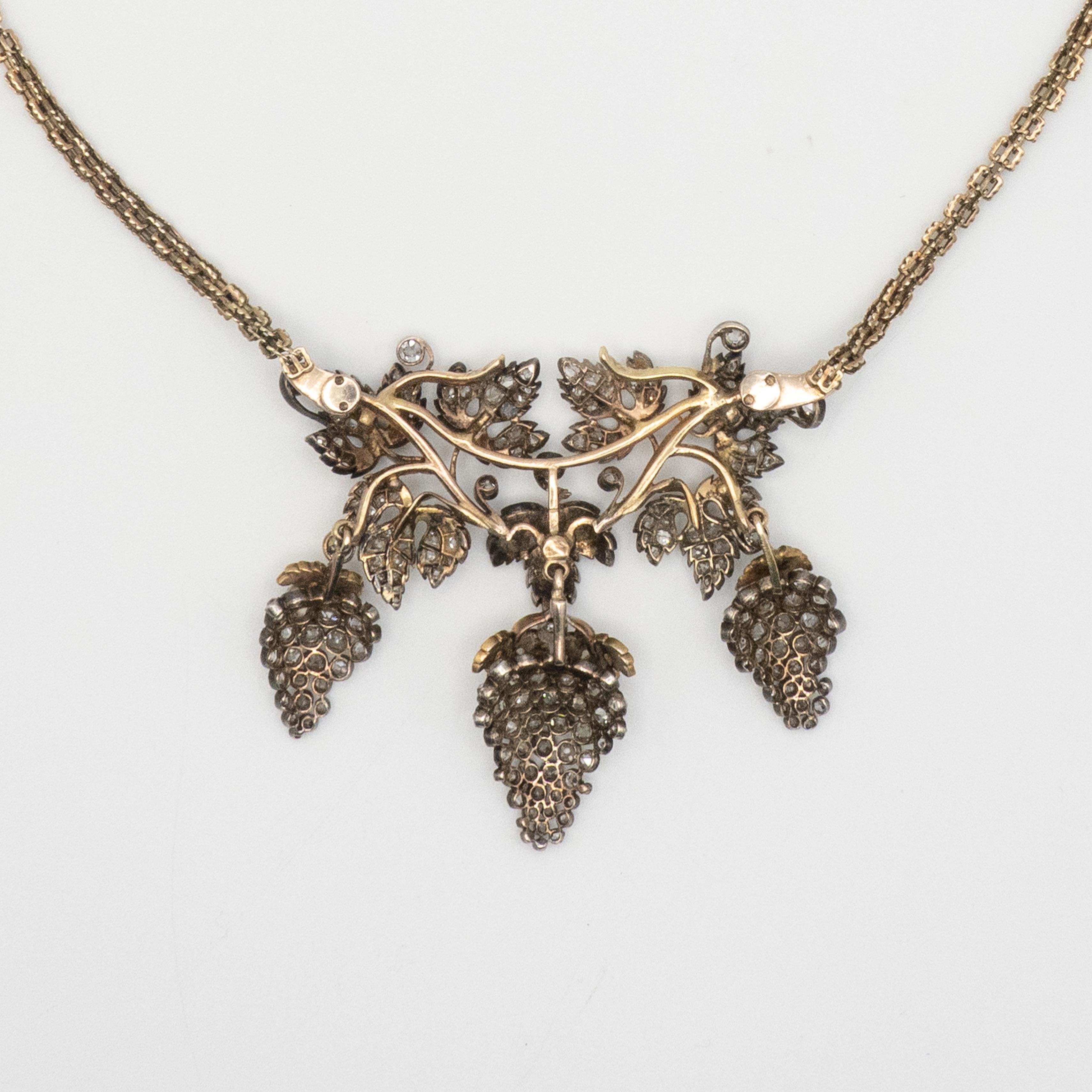 Antica collana di uva e foglie con diamante superiore in argento e 14 carati del 1900 ca. in vendita 2