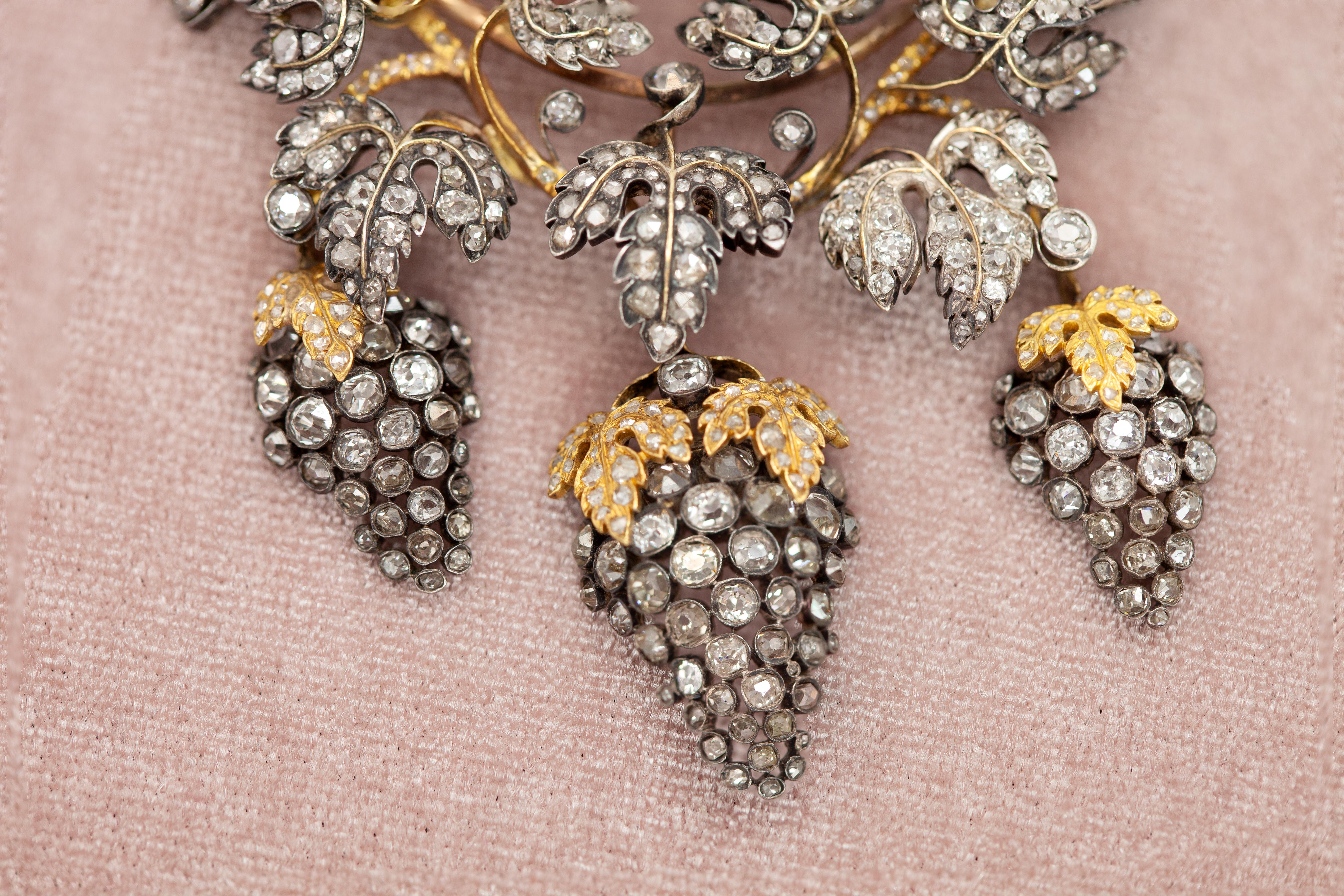 Antica collana di uva e foglie con diamante superiore in argento e 14 carati del 1900 ca. In condizioni buone in vendita a New York, NY
