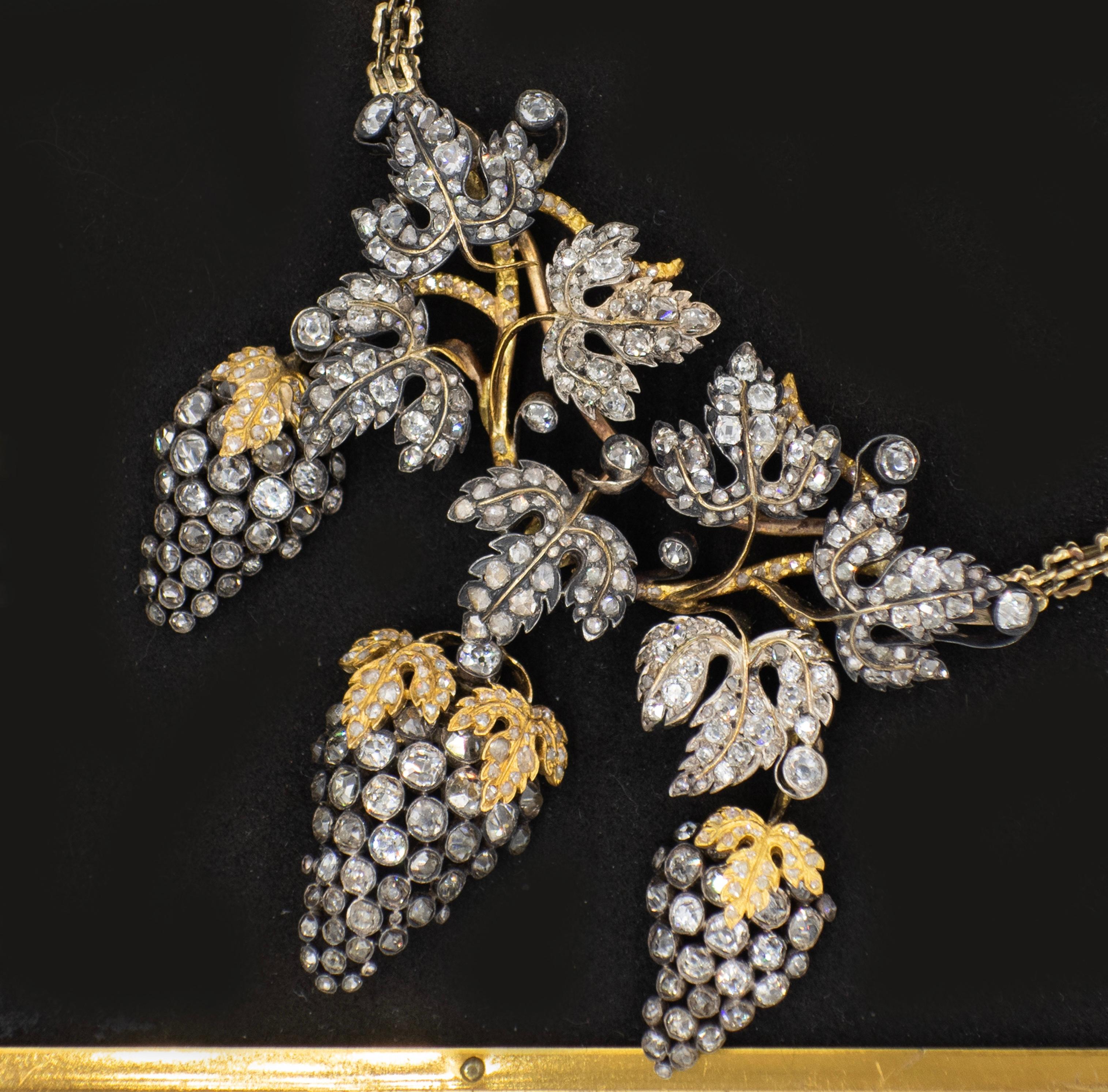 Antica collana di uva e foglie con diamante superiore in argento e 14 carati del 1900 ca. in vendita 5