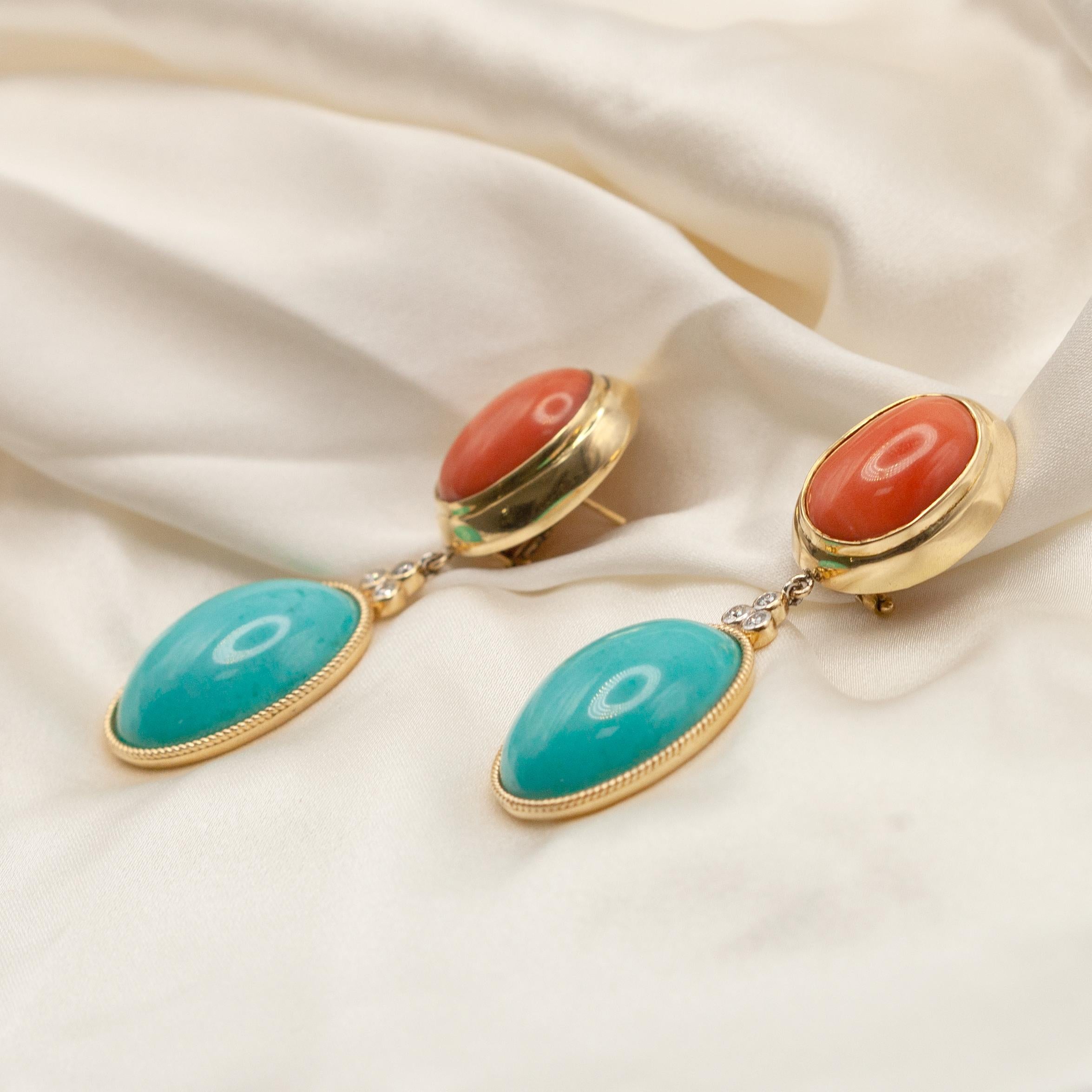 Cabochon Orecchini pendenti in oro giallo 18K con corallo e turchese e diamanti in vendita