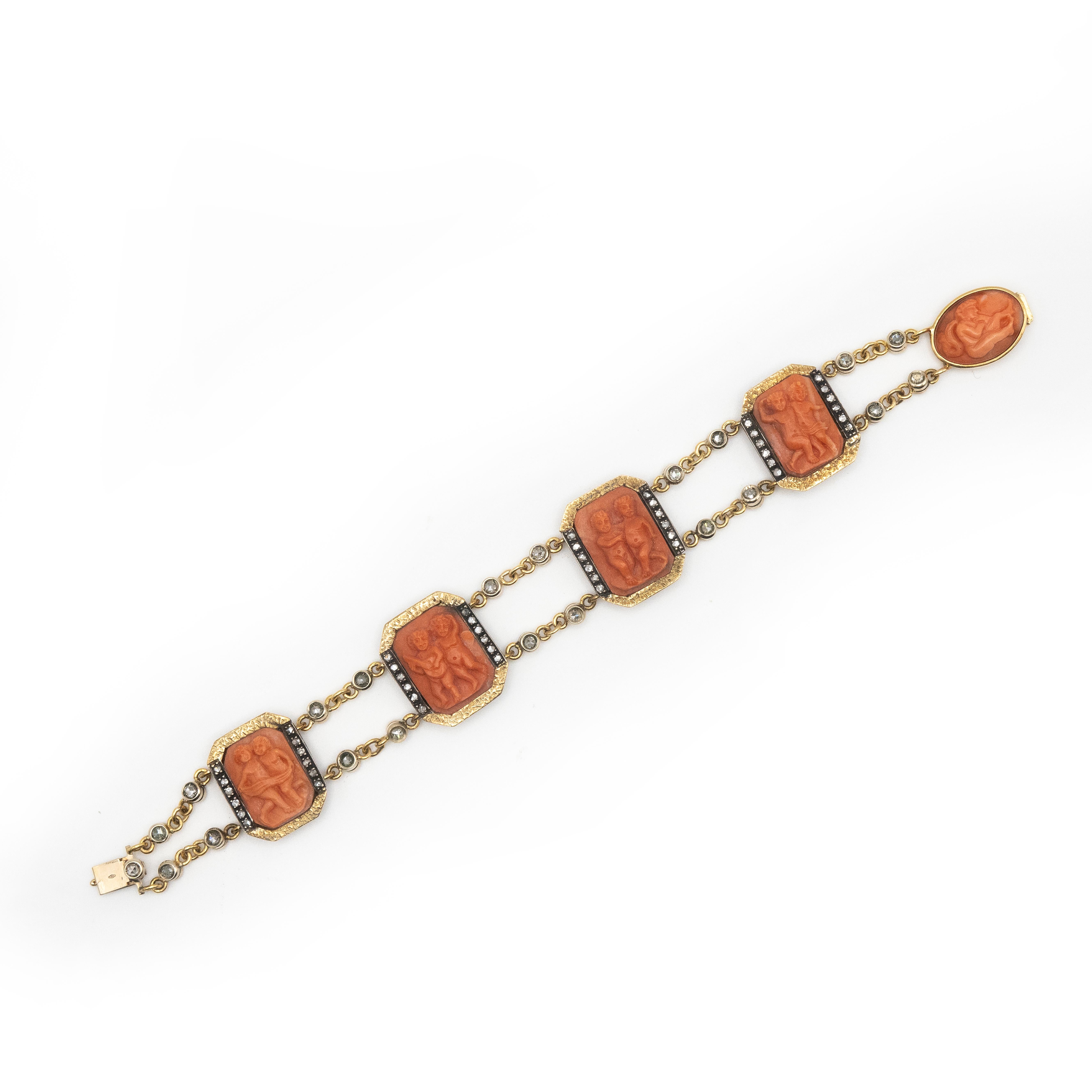 Bracelet remarquable de Puttini Capri, présentant cinq camées en corail sculptés à la main en or jaune 18 carats et en argent, sertis de 69 diamants taillés en rose. 

Poids approximatif : 

Mesure approximative :
Longueur du bracelet - 8
