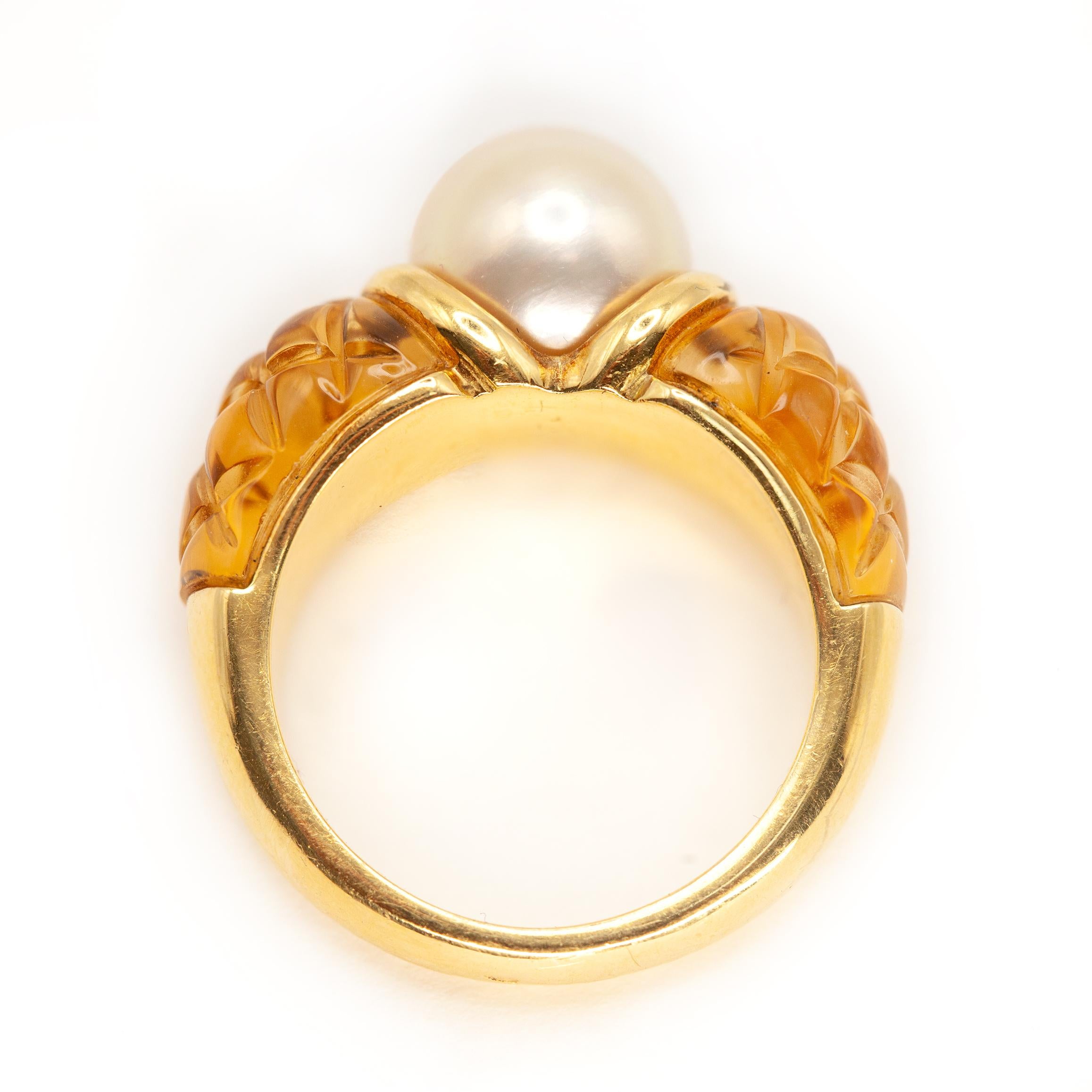 Moderne Fred Paris Bague en or jaune 18K avec perle de citrine sculptée en vente