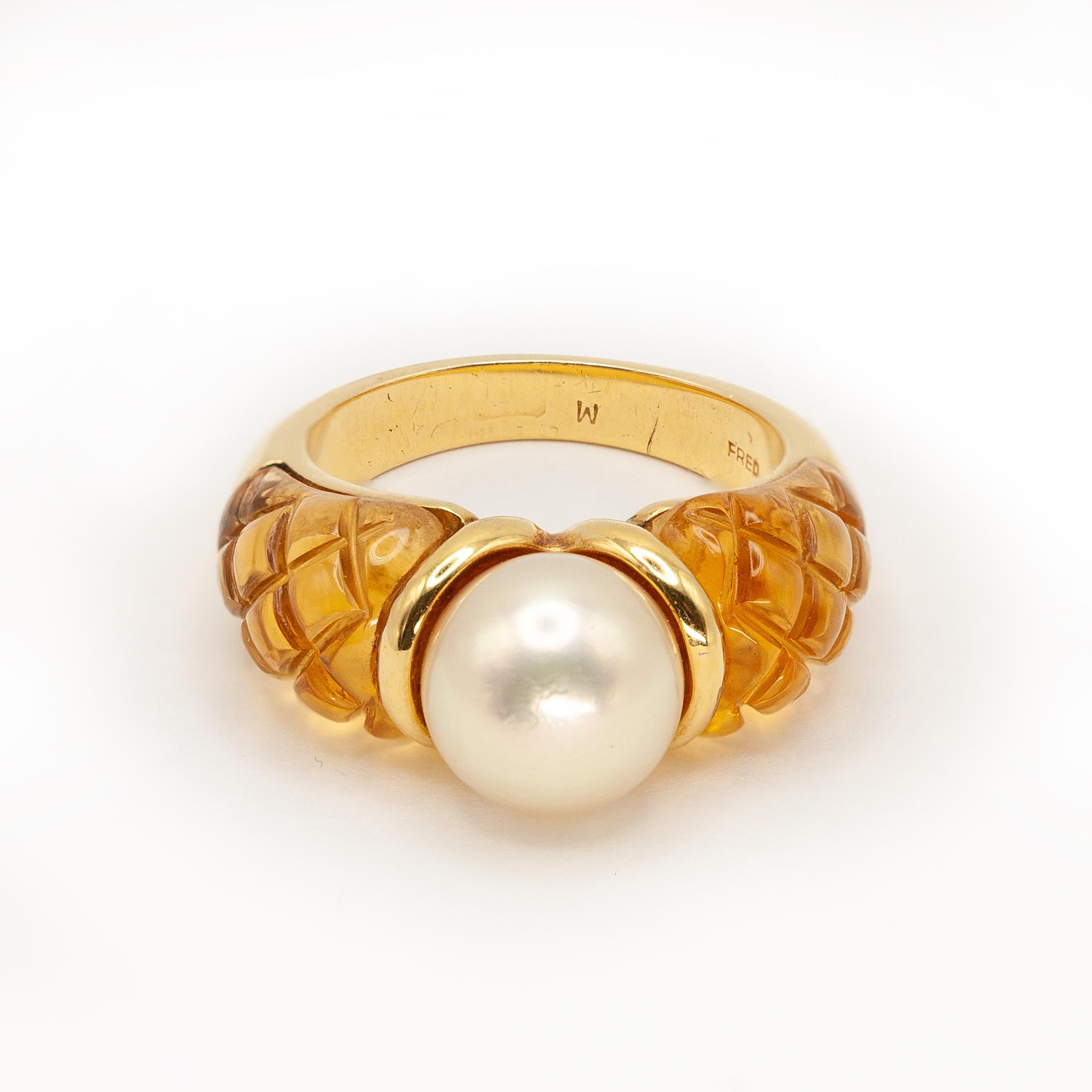 Fred Paris Bague en or jaune 18K avec perle de citrine sculptée en vente 1