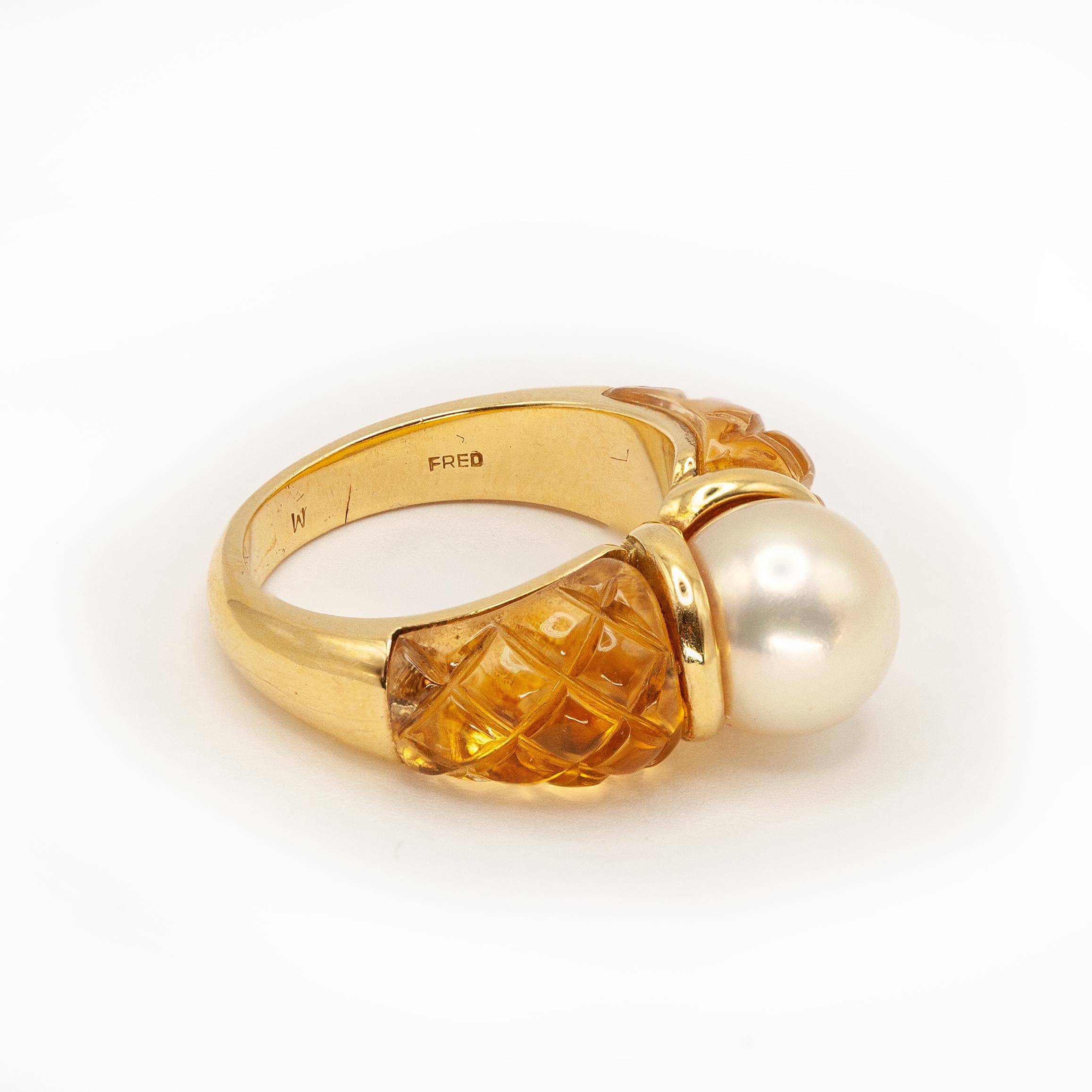Taille cabochon Fred Paris Bague en or jaune 18K avec perle de citrine sculptée en vente