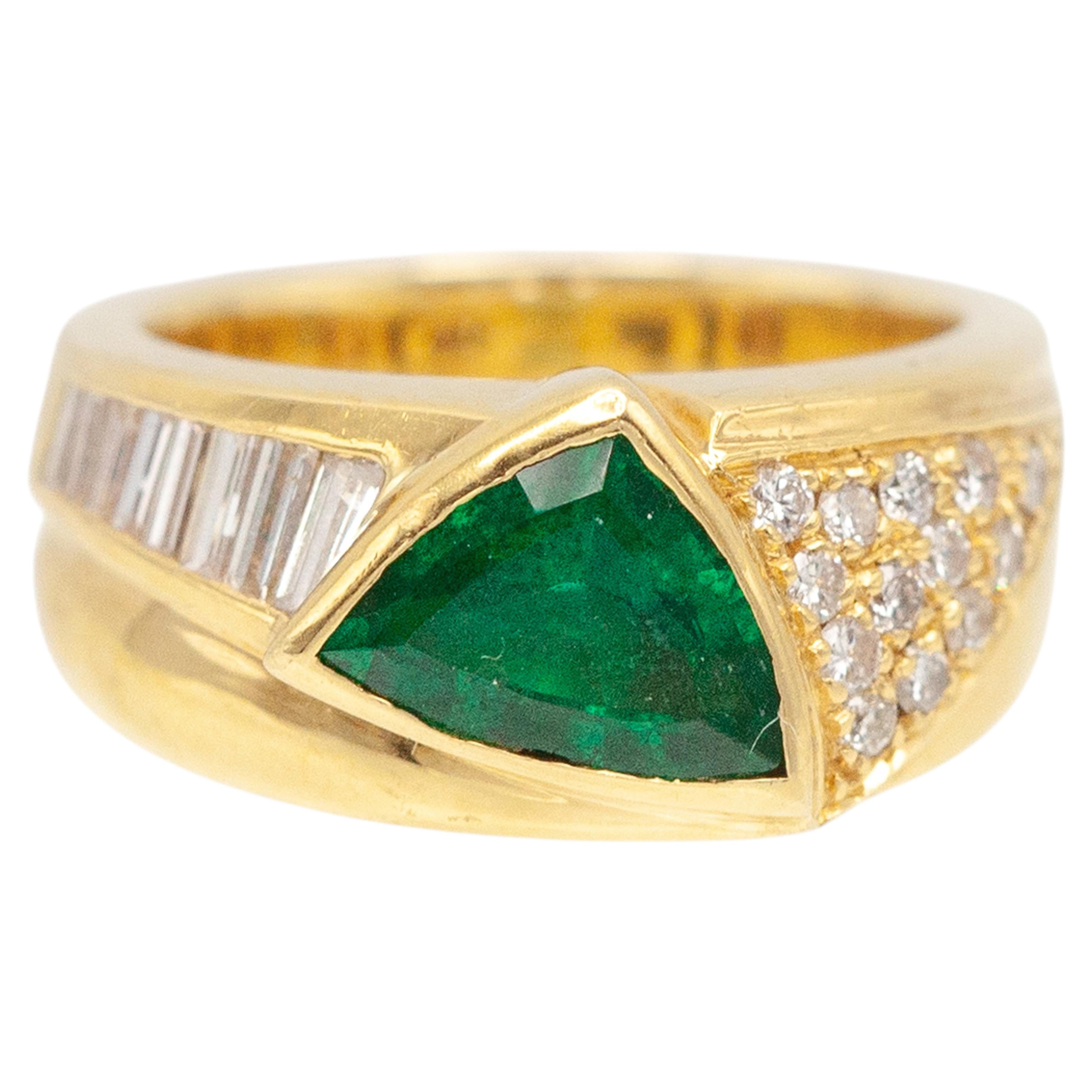 Bague en or jaune 18 carats sertie d'une émeraude colombienne et de diamants, taille « trillion », Italie, années 2000