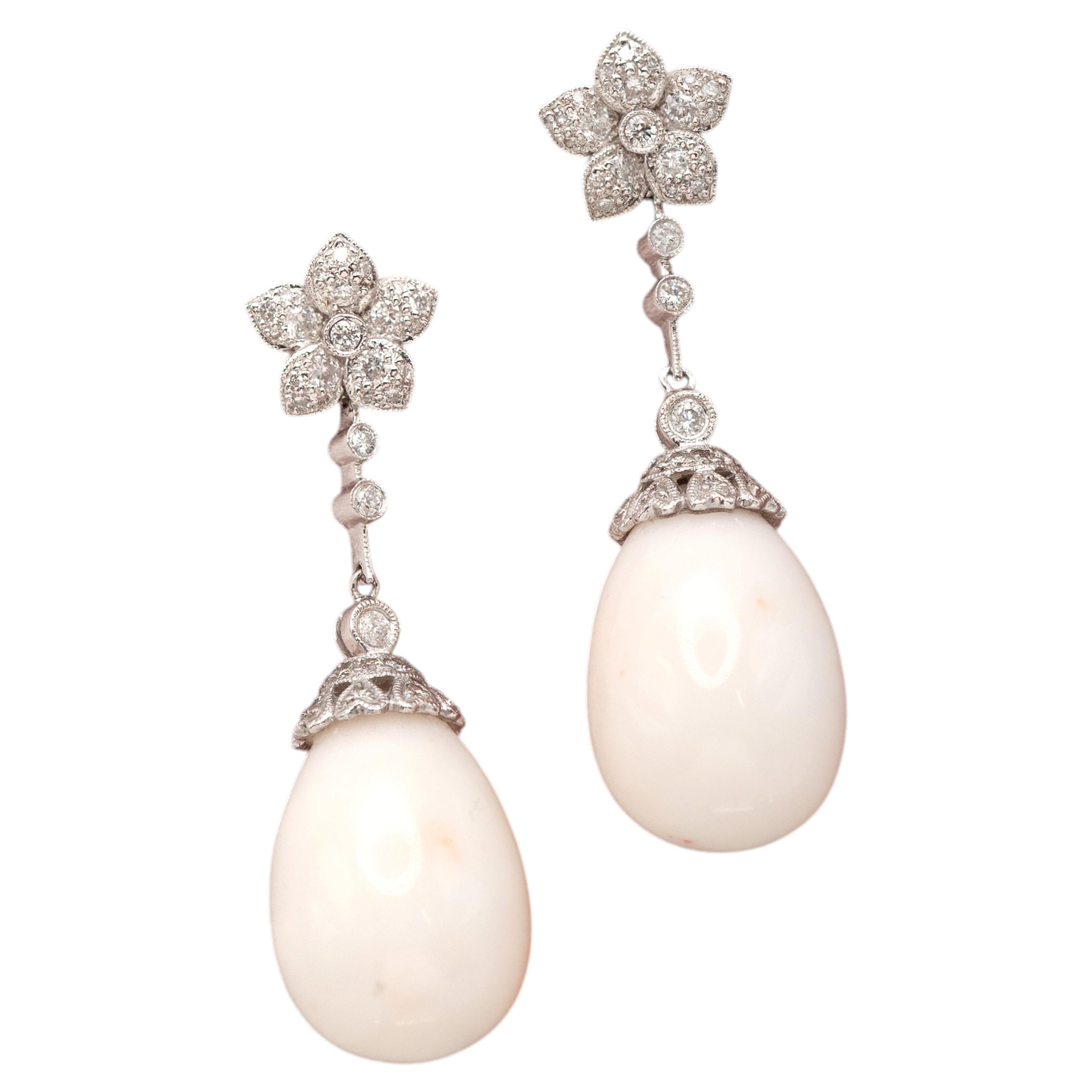 Boucles d'oreilles vintage en or blanc 18 carats, ornées de diamants et de corail