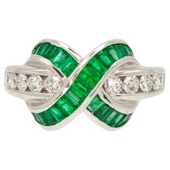 Anello da cocktail "Platinum Emerald and Diamond Ribbon" di Charles Krypell