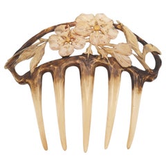 Antiker Haarkamm im Jugendstil mit Blumenmotiven aus geschnitztem Horn, um 1910