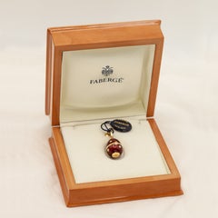 Pendentif « œuf surprise » Fabergé en édition limitée, en or 18 carats, avec diamants, émail rouge guilloché