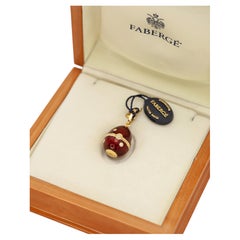 Pendentif « œuf surprise » Fabergé en édition limitée, en or 18 carats, avec diamants, émail rouge guilloché
