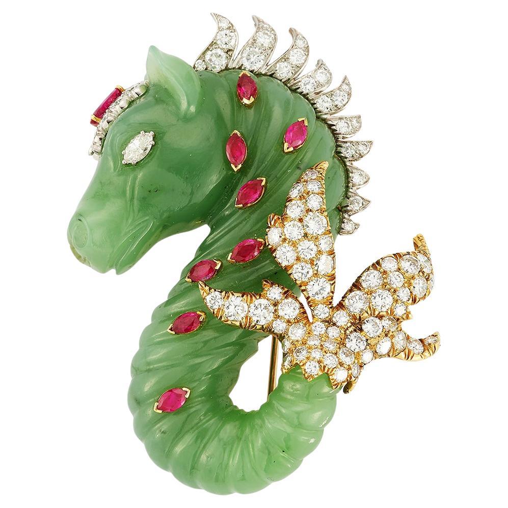 David Webb Spilla cavalluccio marino in giada, diamanti e rubini intagliati