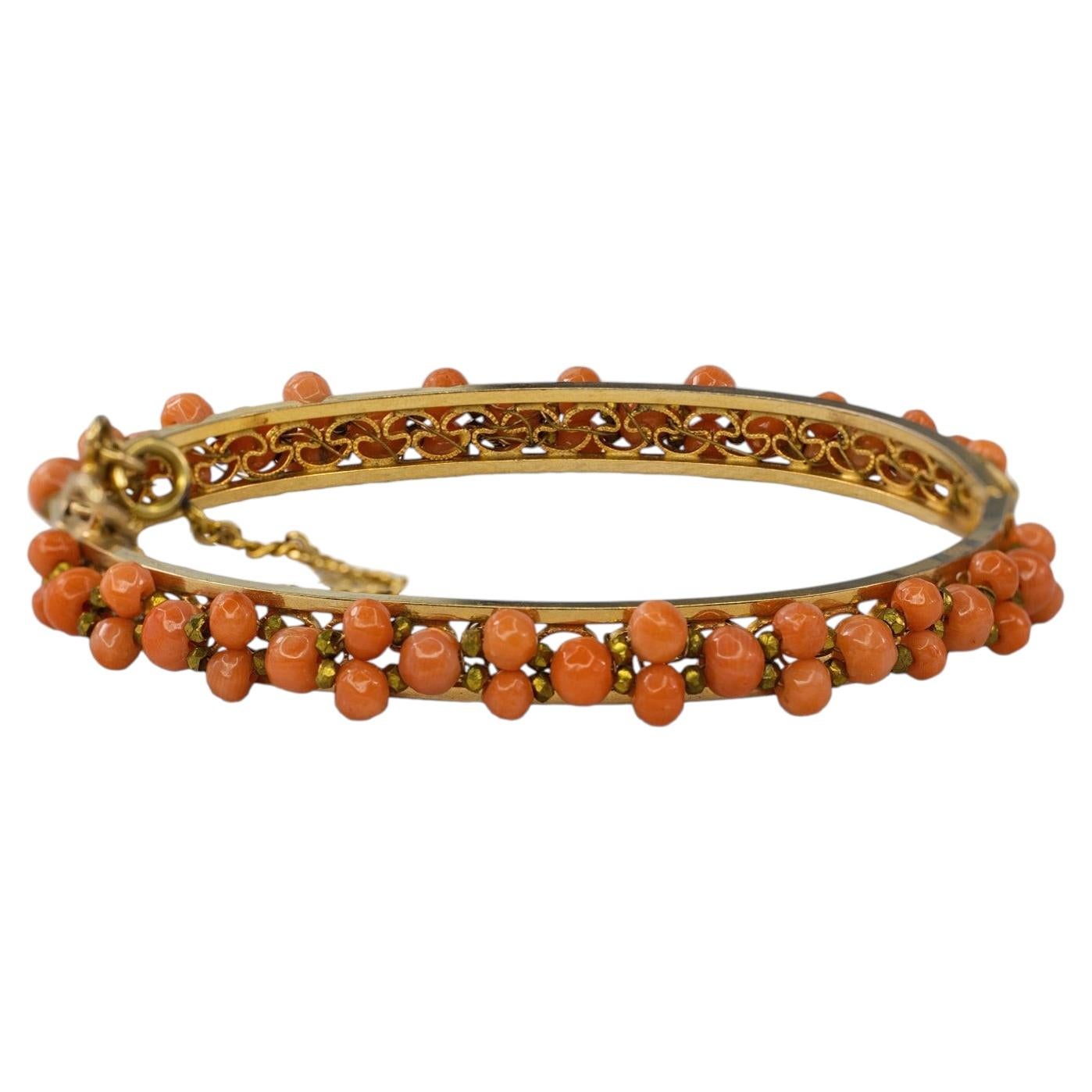 Pulsera tipo brazalete de oro amarillo con cuentas de coral y filigrana en venta