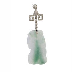 Pendientes colgantes de oro blanco con jadeíta tallada y diamantes, con motivos asiáticos